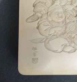 Une bo&icirc;te rectangulaire en ivoire sculpt&eacute;, sign&eacute;, Meiji, 19&egrave;me