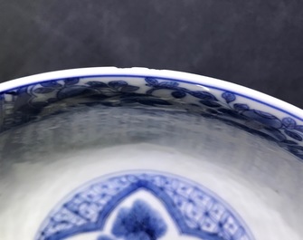 Een Chinese blauwwitte kom, een famille verte schoteltje, Kangxi en een paar Imari-stijl borden, Qianlong