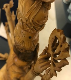 Een grote Chinese ivoren figuur van de 1000-armige Guanyin, 19e eeuw