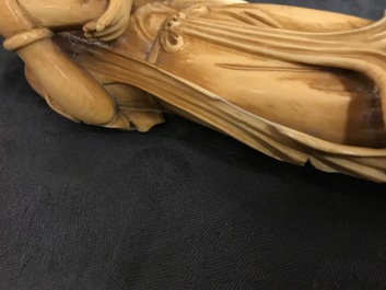 Een grote Chinese ivoren figuur van de 1000-armige Guanyin, 19e eeuw