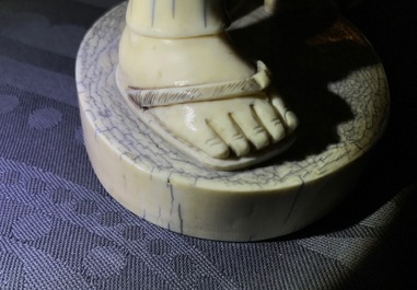 A Japanese ivory okimono of a pipesmoker, Meiji/Taisho, early 20th C., signed