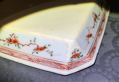 Een Chinese blauwwitte kom, een famille verte schoteltje, Kangxi en een paar Imari-stijl borden, Qianlong