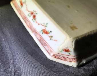 Een Chinese blauwwitte kom, een famille verte schoteltje, Kangxi en een paar Imari-stijl borden, Qianlong