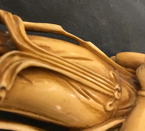 Een grote Chinese ivoren figuur van de 1000-armige Guanyin, 19e eeuw