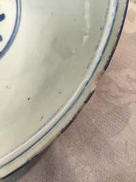 Un bol en porcelaine de Chine bleu et blanc &agrave; d&eacute;cor de cerfs, Wanli