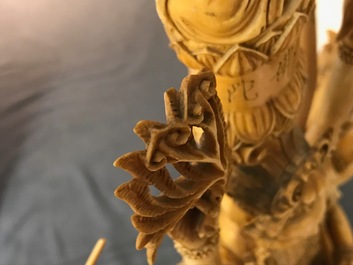 Een grote Chinese ivoren figuur van de 1000-armige Guanyin, 19e eeuw