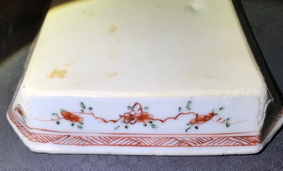 Een Chinese blauwwitte kom, een famille verte schoteltje, Kangxi en een paar Imari-stijl borden, Qianlong