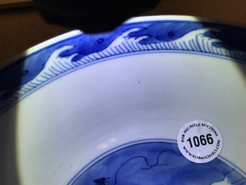 Een Chinese blauwwitte drakenkom, Kangxi
