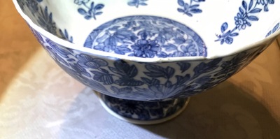 Une paire de bols sur piedouche en porcelaine de Chine bleu et blanc, Kangxi