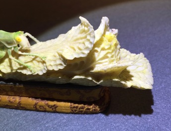 Un groupe en ivoire polychrome d'un cricket sur un chou, d&eacute;but du 20&egrave;me