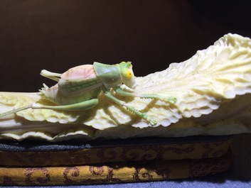 Un groupe en ivoire polychrome d'un cricket sur un chou, d&eacute;but du 20&egrave;me