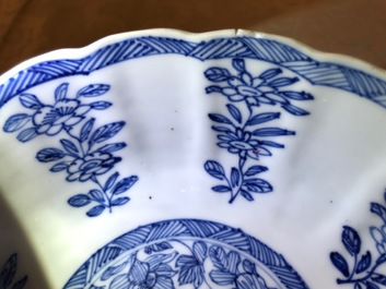 Une paire de bols sur piedouche en porcelaine de Chine bleu et blanc, Kangxi