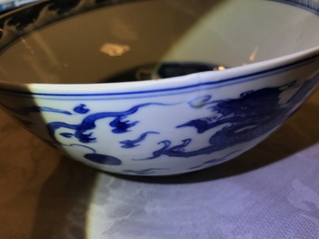 Een Chinese blauwwitte drakenkom, Kangxi
