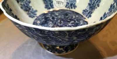 Une paire de bols sur piedouche en porcelaine de Chine bleu et blanc, Kangxi