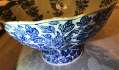 Une paire de bols sur piedouche en porcelaine de Chine bleu et blanc, Kangxi