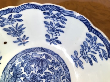 Une paire de bols sur piedouche en porcelaine de Chine bleu et blanc, Kangxi