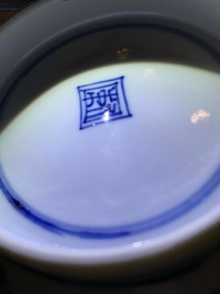 Een Chinese blauwwitte drakenkom, Kangxi