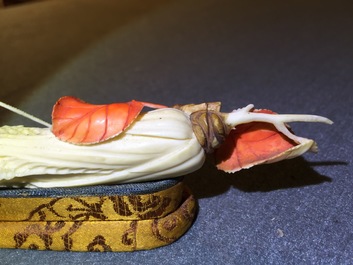 Un groupe en ivoire polychrome d'un cricket sur un chou, d&eacute;but du 20&egrave;me