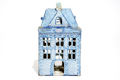 Een blauwwit Delfts model van een huis, 18e eeuw