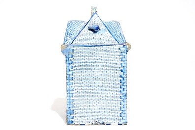 Een blauwwit Delfts model van een huis, 18e eeuw
