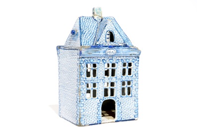 Een blauwwit Delfts model van een huis, 18e eeuw