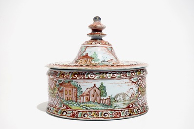 Une bo&icirc;te &agrave; tabac en fa&iuml;ence de Delft polychrome petit feu, 18&egrave;me