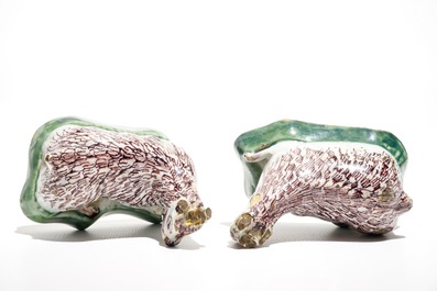 Une paire de mod&egrave;les de ch&egrave;vres en fa&iuml;ence de Delft polychrome, 18&egrave;me