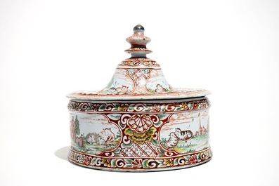 Une bo&icirc;te &agrave; tabac en fa&iuml;ence de Delft polychrome petit feu, 18&egrave;me