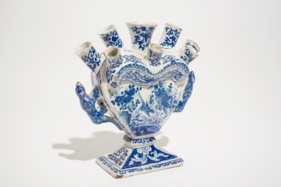 Een blauwwitte Delftse hartvormige tulpenvaas, 1e helft 18e eeuw