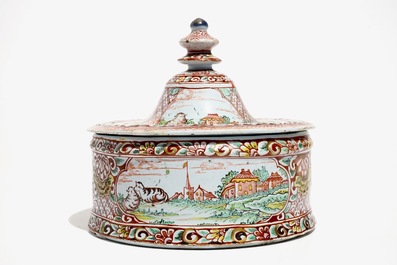 Une bo&icirc;te &agrave; tabac en fa&iuml;ence de Delft polychrome petit feu, 18&egrave;me