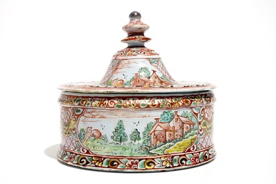 Une bo&icirc;te &agrave; tabac en fa&iuml;ence de Delft polychrome petit feu, 18&egrave;me