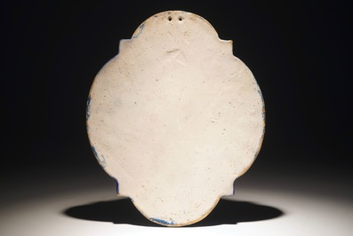 Une plaque en fa&iuml;ence de Delft bleu et blanc &agrave; d&eacute;cor de figures aupr&egrave;s d'une pagode, 18&egrave;me