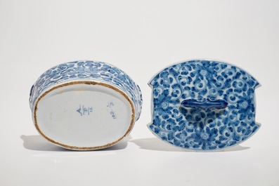 Un beurrier en fa&iuml;ence de Delft bleu et blanc &agrave; d&eacute;cor de rinceaux de pivoines, 18&egrave;me