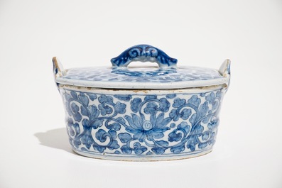 Un beurrier en fa&iuml;ence de Delft bleu et blanc &agrave; d&eacute;cor de rinceaux de pivoines, 18&egrave;me