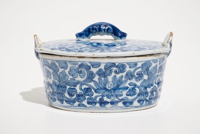Un beurrier en fa&iuml;ence de Delft bleu et blanc &agrave; d&eacute;cor de rinceaux de pivoines, 18&egrave;me