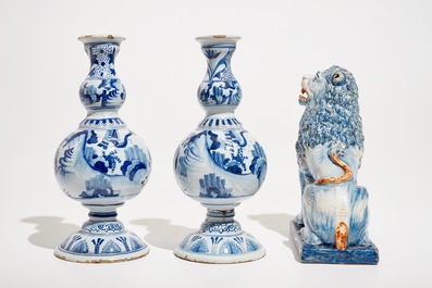 Une paire de vases et un mod&egrave;le d'un lion en style de Delft bleu et blanc, France, 19&egrave;me