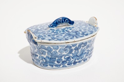 Un beurrier en fa&iuml;ence de Delft bleu et blanc &agrave; d&eacute;cor de rinceaux de pivoines, 18&egrave;me