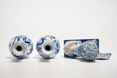 Une paire de vases et un mod&egrave;le d'un lion en style de Delft bleu et blanc, France, 19&egrave;me