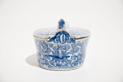 Un beurrier en fa&iuml;ence de Delft bleu et blanc &agrave; d&eacute;cor de rinceaux de pivoines, 18&egrave;me