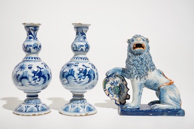 Une paire de vases et un mod&egrave;le d'un lion en style de Delft bleu et blanc, France, 19&egrave;me