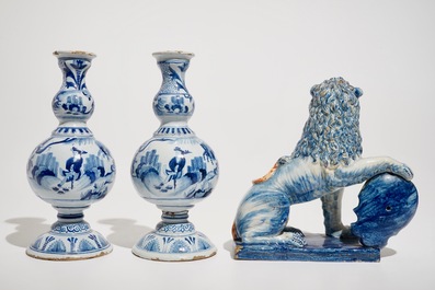 Une paire de vases et un mod&egrave;le d'un lion en style de Delft bleu et blanc, France, 19&egrave;me