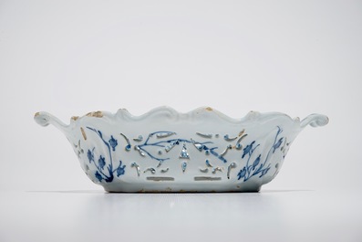 Een blauwwitte Delftse opengewerkte mand met chinoiserie decor, 18e eeuw