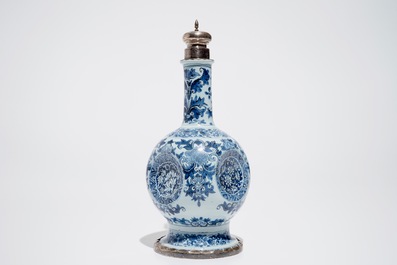 Een blauwwitte Delftse vaas met zilveren montuur, Samuel van Eenhoorn, 1678 - 1686