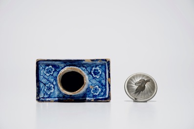 Une bo&icirc;te &agrave; th&eacute; en fa&iuml;ence de Delft bleu et blanc &agrave; d&eacute;cor &eacute;rotique, 18&egrave;me