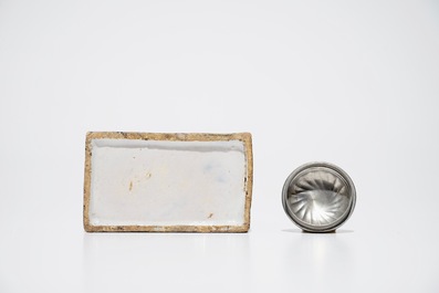 Une bo&icirc;te &agrave; th&eacute; en fa&iuml;ence de Delft bleu et blanc &agrave; d&eacute;cor &eacute;rotique, 18&egrave;me