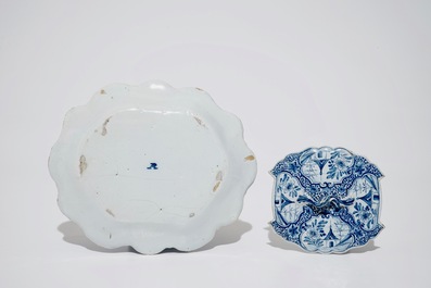 Un beurrier sur sous-plat en fa&iuml;ence de Delft bleu et blanc, 18&egrave;me