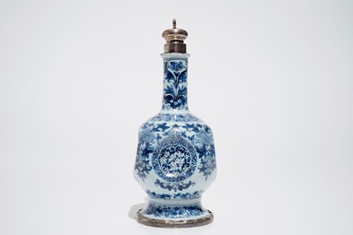 Een blauwwitte Delftse vaas met zilveren montuur, Samuel van Eenhoorn, 1678 - 1686