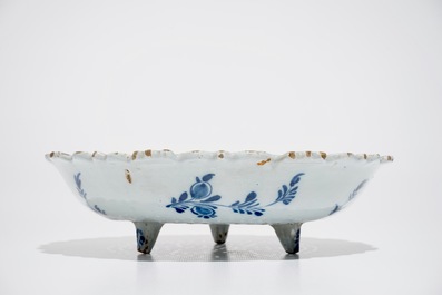 Un fraisier sur pr&eacute;sentoir en fa&iuml;ence de Delft bleu et blanc, 18&egrave;me