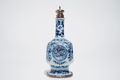 Een blauwwitte Delftse vaas met zilveren montuur, Samuel van Eenhoorn, 1678 - 1686