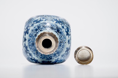 Een blauwwitte Delftse vaas met zilveren montuur, Samuel van Eenhoorn, 1678 - 1686